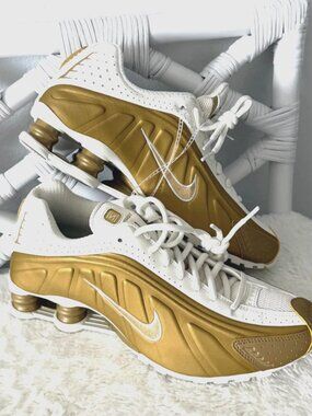 Nike Shox R4 Women’s Metallic Gold White Sneakers Size 9 New